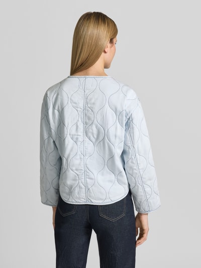 Vrouwenmodel draagt Regular Fit Jacke aus reinem Lyocell Modell 'Alina' van CARS JEANS in lichtblauw met stiksels, steekzakken, ronde hals, knoopsluiting, ruglengte maat S 58 cm, schouderbreedte 49 cm, borstwijdte 53 cm, mouwlengte 53 cm, doorgestikte look, ganzkörperaanzicht achterzijde.