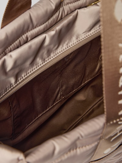 Produktfoto, Shopper mit Label-Details Modell 'Best Buddy' von Hey Marly in Braun, Hauptfach mit Reißverschluss, innen gefüttert, Lange Trägergriffe, Breite 42 cm, Länge 36 cm, Tiefe 16 cm, Länge Schulterriemen 63 cm