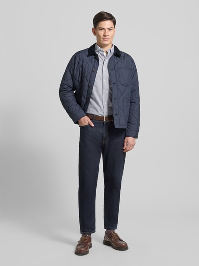 Männermodel trägt Freizeithemd mit Knopfleiste von Polo Ralph Lauren, Reine Baumwolle, Regular-Fit, Button-Down-Kragen, Ganzkörperansicht von vorne.