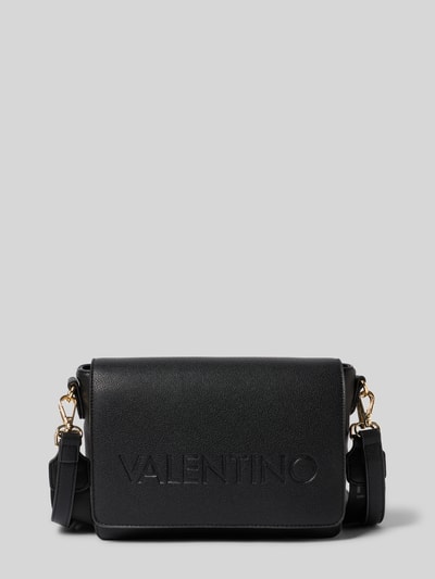 Productfoto, zwarte Umhängetasche met Logo-Prägung Modell 'FOXY' van VALENTINO BAGS, korrelige textuur, goudkleurige details, hoofdvak met flap en rits, verstelbare schouderriem 121 cm, binnenvak met rits, 26x17x11 cm