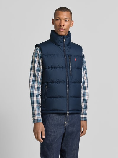 Männermodel trägt Regular Fit Weste mit Logo-Stitching von Polo Ralph Lauren in Dunkelblau, gesteppt, Ganzkörperansicht von vorne. Herren Weste von Polo Ralph Lauren.