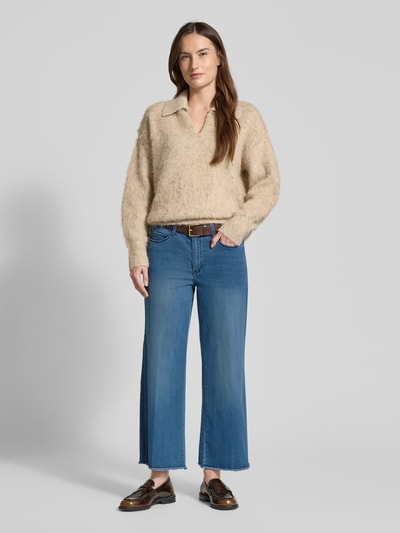 Vrouwenmodel draagt Wide Fit Jeans-Culotte aus Baumwoll-Mix Modell 'DREAM' van MAC in blauw, 5-pocket, verkorte pasvorm, detailafwerking, frontale full-body opname.
