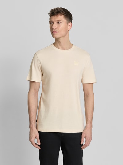 Männermodel trägt T-Shirt mit Rundhalsausschnitt von PME Legend in Beige, Reine Baumwolle, Regular-Fit, Label-Patch, Ganzkörperansicht von vorne. Rückenlänge bei Größe M: 69 cm.