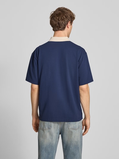 Männermodel trägt Regular Fit Piqué-Poloshirt mit Label-Stitching von BLKVIS in Dunkelblau, Baumwoll-Mix, Rückansicht Ganzkörperansicht.