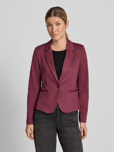 Frauenmodel trägt Blazer mit Viskose-Anteil Modell 'Rizetta' von b.young in dunklem Rot, glatte Textur, taillierte Passform, Ganzkörperansicht von vorne.