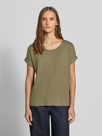 Kobiece modelka ma na sobie damski t-shirt Regular Fit z wiskozowej mieszanki model 'MOSTER' od ONLY w kolorze oliwkowym, jednolita tekstura, widok całej sylwetki z przodu.