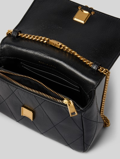 Produktfoto, schwarze Crossbody Bag in Stepp-Optik von Tory Burch mit goldener Ketten-Schulterriemen, Überschlag, Logo-Detail, Reißverschluss-Innenfach, 16x12x6 cm