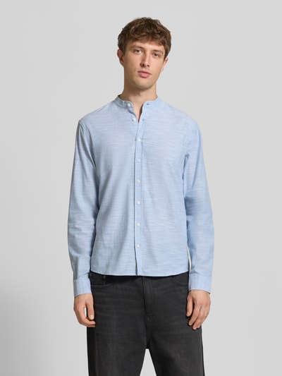 Męski model nosi Regular Fit Freizeithemd aus reiner Baumwolle Modell 'DARIS' od Blend, jasnoniebieski, stójka, guziki, krój regular fit, całkowity widok z przodu.