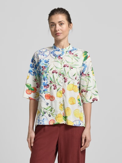 Vrouwenmodel draagt blouse met maokraag en 3/4-mouw van puur katoen, loose fit, knoopsluiting van Emily Van den Bergh, kleurrijk fruitmotief, ruglengte bij maat 36: 60 cm, mouwlengte bij maat 36: 35 cm, geheellichaamsaanzicht van voren.