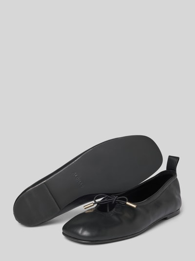 Produktfoto, schwarze Damen Ballerina mit Ziernaht Modell 'ROSALIND' von ALOHAS, Abgerundete Form, Schnürverschluss, glatte Sohle, Absatzhöhe 1 cm, Schafthöhe 7 cm, Schaftweite 16 cm