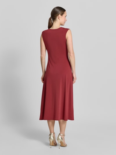 Frauenmodel trägt Midikleid mit Schulter-Applikation von Christian Berg Woman Selection in Dunkelrot, elastischer Material-Mix, taillierte Passform, Rückansicht Ganzkörperansicht.