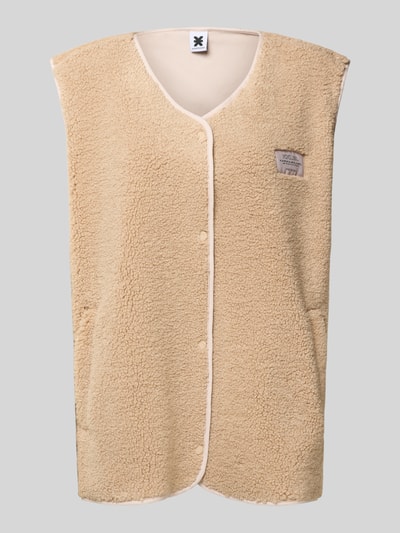 Produktfoto, beige Fleeceweste mit Label-Detail von Karo Kauer im Relaxed Fit, V-Ausschnitt und Knopfleiste, weiche Textur