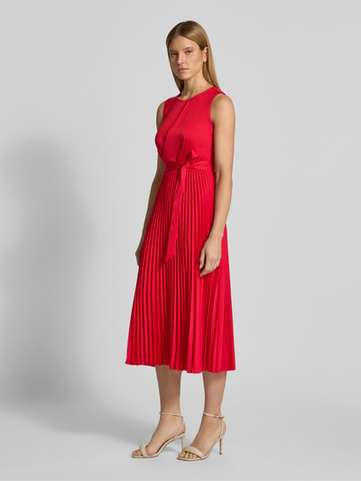Kobiece modelka nosi Cocktailkleid mit Plisseefalten od Vera Mont, krój taliowany, długość midi, okrągły dekolt, drapowania, pasek w talii, plisowane fałdy, zamek z tyłu, długość tyłu w rozmiarze 36: 126 cm, szerokość w rozmiarze 36: 30 cm, intensywnie czerwony kolor, gładka tekstura, widok całej sylwetki z przodu