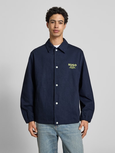 Männermodel trägt Regular Fit Hemdjacke aus reiner Baumwolle Modell 'BIYO' von HUGO, Optik: Unifarben, Twill, Dunkelblau, Nahaufnahme Oberkörper.