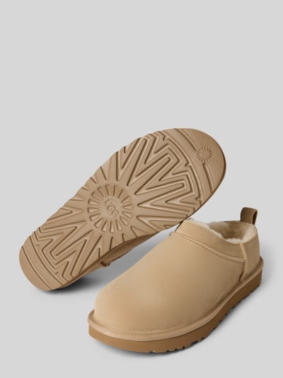Produktfoto, Hausschuhe mit Label-Detail von UGG aus beschichtetem Leder-Mix in Beige, abgerundete Spitze, strukturierte Sohle, Absatzhöhe 3 cm, Schafthöhe 4 cm, Schaftweite 7 cm