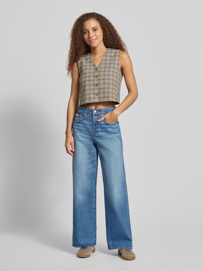 Frauenmodel trägt Wide Fit Jeans mit Label-Detail von Calvin Klein Jeans, Reine Baumwolle, Used-Look, Ganzkörperansicht von vorne.