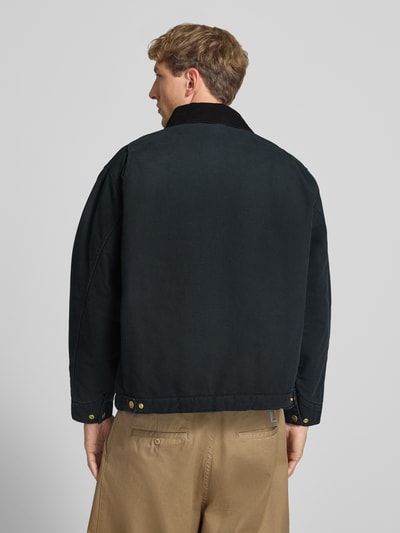 Männermodel trägt Blouson mit Brusttasche Modell 'DETROIT' von Carhartt Work In Progress, Cord-Kentkragen, Rückansicht, Ganzkörperansicht.