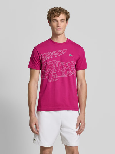 Męski model nosi Regular Fit Sport-T-Shirt aus Baumwoll-Mix von Lacoste w kolorze intensywnego różu z białym nadrukiem, sport, t-shirt, Herren Sport-T-Shirt von Lacoste Sport, Ganzkörperansicht z przodu