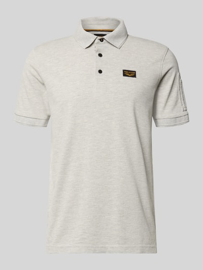 Produktfoto, Slim Fit Poloshirt mit Logo-Patch von PME Legend in hellgrau, elastischer Baumwoll-Mix, Polokragen, kurze Ärmel, neutrale Struktur