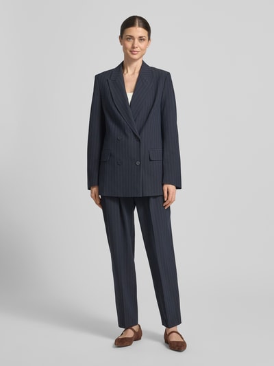 Frauenmodel trägt Blazer mit Viskose-Anteil von Jake*s Collection in Dunkelblau mit Reverskragen, Pattentaschen, Gerade Passform, Ganzkörperansicht von vorne. Rückenlänge 67 cm, Brustweite 53 cm, Ärmellänge 61 cm, Elastischer-Material-Mix, Doppelreihige-Knopfleiste.