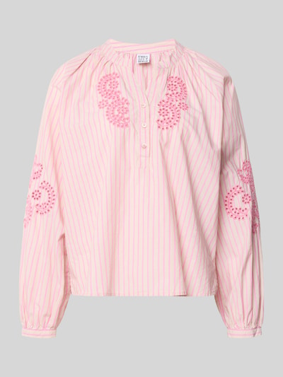 Produktfoto, Regular Fit Bluse mit floralem Stitching von Emily Van den Bergh, bluzka z bawełny, krój regular fit, kwiatowy haft, dekolt z lamówką, z długim rękawem, zakończenia rękawów obszyte, długość tyłu w rozmiarze 36: 58 cm, długość rękawów w rozmiarze 36: 47 cm