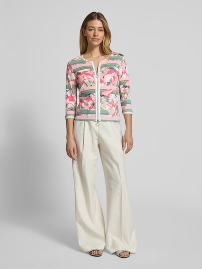 Frauenmodel trägt Bluse mit Zweiwege-Reißverschluss von Betty Barclay im floralen Allover-Print, elastischer Baumwoll-Mix, Ganzkörperansicht von vorne.