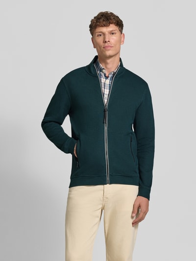 Mężczyzna nosi Regular Fit Jacke aus Baumwoll-Mix Modell 'SELANIK' von LERROS, ciemnozielona, zamek błyskawiczny, kieszenie, szerokość w rozmiarze M: 69 cm, długość rękawa w rozmiarze M: 65 cm, widok całej sylwetki z przodu