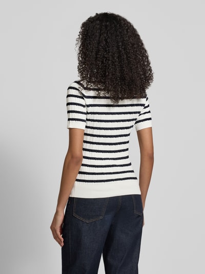 Frauenmodel trägt Strickshirt mit Rundhalsausschnitt und Label-Stitching von Gant, Baumwoll-Mix, Slim Fit, Ripp-Optik, Rückansicht
