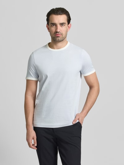 Männermodel trägt Slim Fit T-Shirt mit Rundhalsausschnitt von MCNEAL aus reiner Baumwolle, kurzärmelig, helles Design, Ganzkörperansicht von vorne.