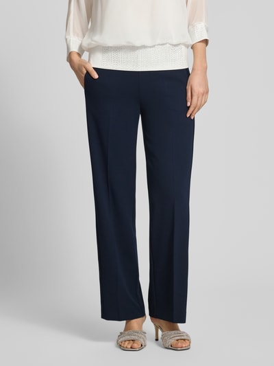 Frauenmodel trägt Stoffhose mit Bügelfalte und elastischem Bund von Vera Mont aus Material-Mix mit Stretch-Anteil, Loose-Fit, Nahaufnahme Oberkörper