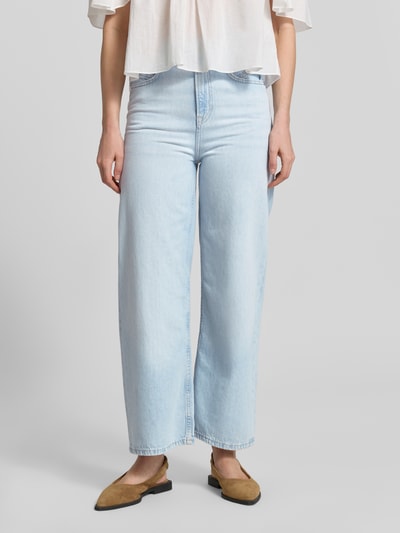 Frauenmodel trägt Straight Fit 7/8 Jeans von BOSS Orange in heller Denim-Optik, Passform Straight Fit, reine Baumwolle, Ganzkörperansicht von vorne.