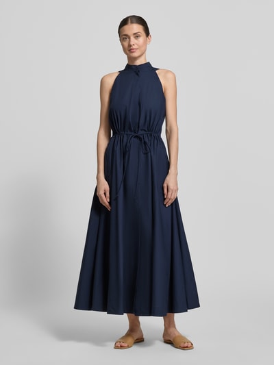 Frauenmodel trägt Midikleid aus Baumwolle mit Schnürung von Emporio Armani in Dunkelblau, A-Linie, Stehkragen, verdeckte Knopfleiste, Rückenlänge bei Größe 36: 125 cm, Brustweite bei Größe 36: 44 cm, Ganzkörperansicht von vorne.