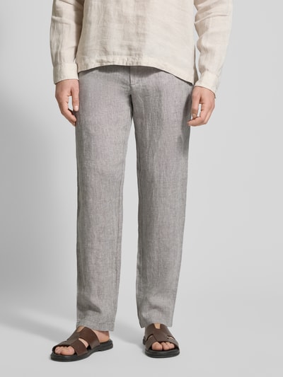 Männermodel trägt Leinenhose mit Schnürung und Gesäßtaschen von MCNEAL in Grau, Regular-Fit aus Leinen, Ganzkörperansicht von vorne. Bundweite 45 cm, Innenbeinlänge 84 cm bei Größe M.