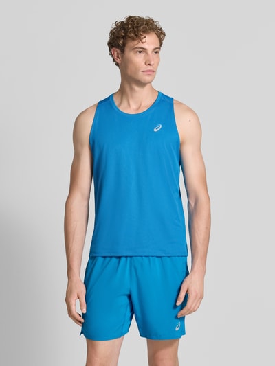 Męski model nosi top Regular Fit Top mit Logo-Print Model 'Core' od ASICS TIGER, niebieski, okrągły dekolt, krój regular fit, nadruk z logo, Długość tyłu w rozmiarze M: 68 cm, Ganzkörperansicht von vorne.