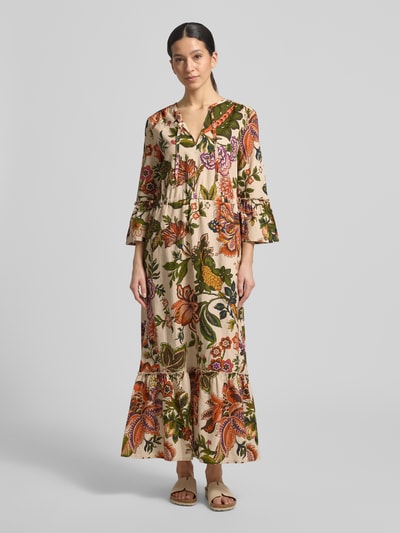 Frauenmodel trägt Midikleid aus Leinen-Baumwoll-Mix im Allover-Look von WHITE LABEL mit floralen Mustern, Ganzkörperansicht von vorne. A-Linie, Schlüsselloch-Ausschnitt, Stufen-Look, Trompetenärmel, Rückenlänge 140 cm, Brustweite 50 cm, Ärmellänge 50 cm.