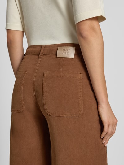 Frauenmodel trägt Wide Fit Hose aus Baumwoll-Mix von Oui in Cord-Optik, braun mit Gesäßtaschen, Detailaufnahme Rückansicht.