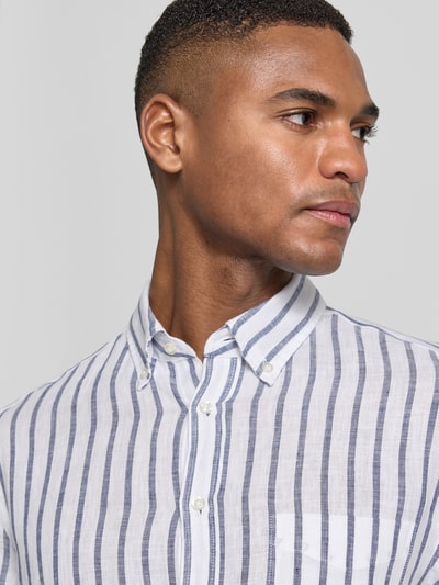 Männermodel trägt Slim Fit Freizeithemd aus reinen Leinen von Christian Berg Men, gestreift, Button-Down-Kragen, Nahaufnahme Oberkörper.