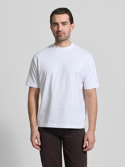 Männermodel trägt Regular Fit T-Shirt aus reiner Baumwolle von MCNEAL, weiß, kurzärmelig, Rundhalsausschnitt, Ganzkörperansicht von vorne.