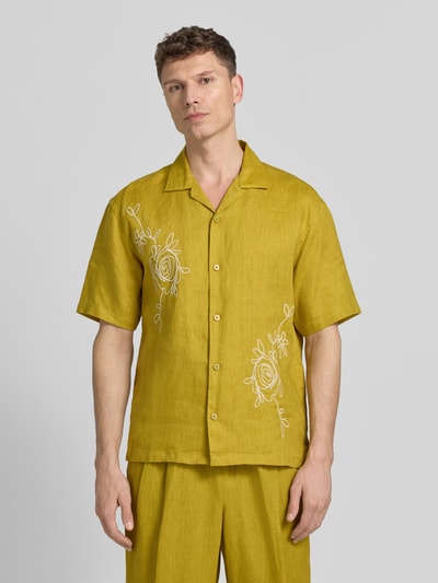 Männermodel trägt Regular Fit Freizeithemd aus reinen Leinen von JAKE*S STUDIO MEN in Gelb mit floraler Stickerei, Nahaufnahme Oberkörper.