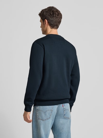 Männermodel trägt Sweatshirt mit Label-Print von PME Legend aus Baumwoll-Mix in Dunkelblau, Regular-Fit, Rückenlänge 70 cm, Ganzkörperansicht Rückansicht.