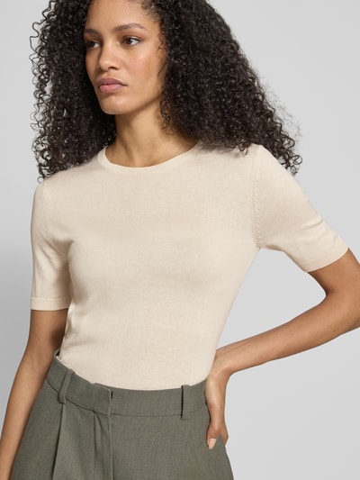 Frauenmodel trägt Slim Fit Strickpullover aus Seide-Baumwoll-Mix Modell 'GABARRA' von Weekend Max Mara, unifarben, Nahaufnahme Oberkörper.