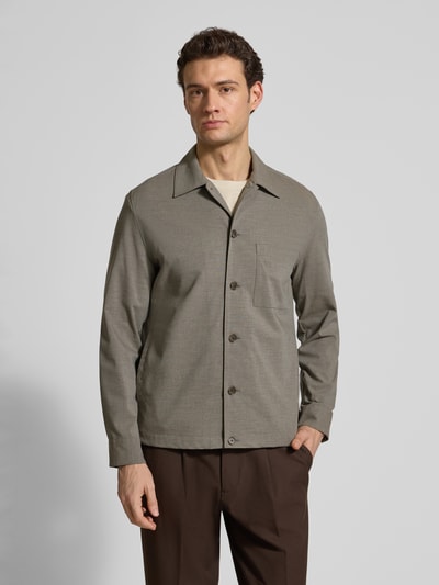 Männermodel trägt Regular Fit Hemdjacke aus Baumwoll-Mix mit Viskose-Anteil von Marc O'Polo, unifarben, Knopfleiste, Ganzkörperansicht von vorne.