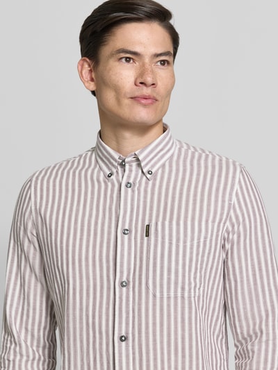 Männermodel trägt Regular Fit Freizeithemd mit Leinen-Anteil von PME Legend, gestreifter Baumwoll-Mix, Brusttasche, Logo-Patch, Knopfleiste, Button-Down-Kragen, Langärmelig, Nahaufnahme Oberkörper.