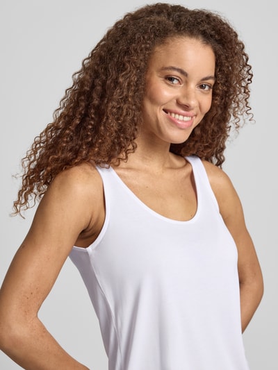 Frauenmodel trägt Relaxed Fit Tank Top aus Modal-Mix Modell 'KAMALA' von Pieces in Weiß, unifarben, schmale Träger, Nahaufnahme Oberkörper.