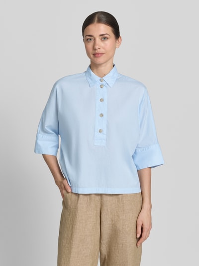 Frauenmodel trägt Boxy Fit Bluse mit 3/4-Arm von Emily Van den Bergh aus Reine Baumwolle mit Hemdblusenkragen und Knopfleiste, Ganzkörperansicht von vorne.