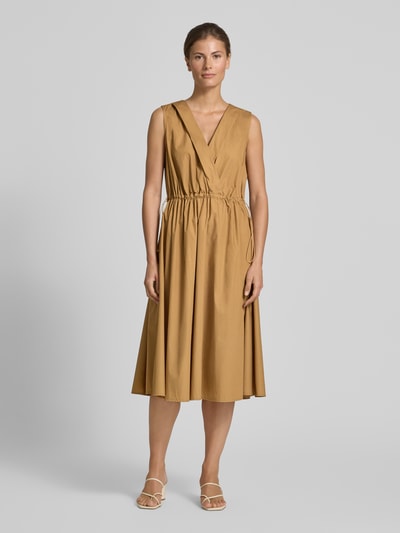 Frauenmodel trägt knielanges Cocktailkleid mit Kordelzug und Kordelstoppern von Rinascimento aus Reine Baumwolle, Taillierter Schnitt, V-Ausschnitt, in Beige, glatte Textur, Knielänge, Ganzkörperansicht von vorne.