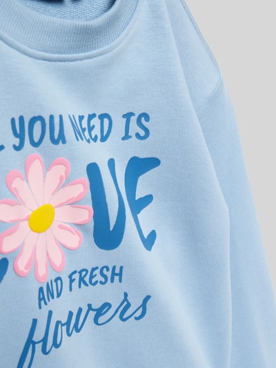 Produktfoto, Regular Fit Sweatshirt aus Baumwoll-Mix Modell 'GRUTHALINA' von Only, jasnoniebieski kolor, nadruk z motywem kwiatowym, materiał dresowy, dekolt okrągły, długi rękaw, ściągacze, dla dzieci