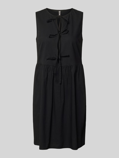 Produktfoto, Ausgestelltes Blusenkleid aus reiner Baumwolle Modell 'JOLLY' von Pieces in unifarbener Optik mit Bindebändern, Mini-Länge, Rundhalsausschnitt, ärmellos, glatte Textur.