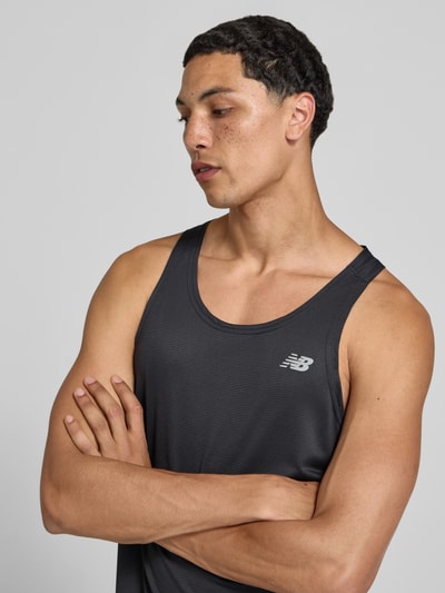 Männermodel trägt Tanktop mit Logo und Rundhalsausschnitt von New Balance in Schwarz, Herren, Regular-Fit, Nahaufnahme Oberkörper. Rückenlänge bei Größe M: 66 cm.