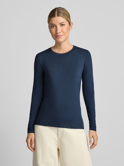 Frauenmodel trägt dunkelblaues Regular Fit Langarmshirt aus Viskose-Mix Modell 'MULTIE' von Weekend Max Mara, Damen Langarmshirt, Ganzkörperansicht von vorne.